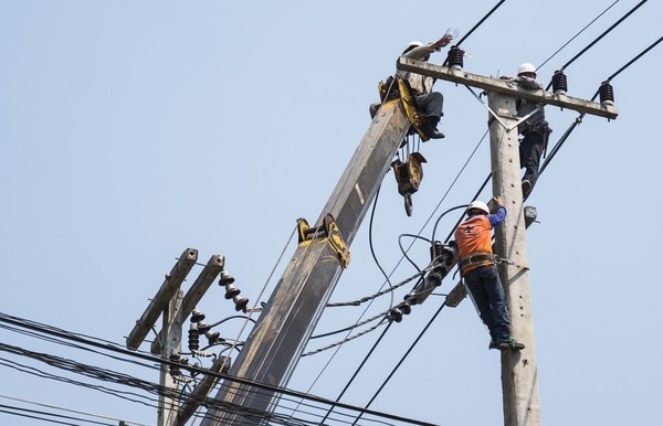 selective-focus-of-electricians-are-fixing-power-transmission-line-on-electricity-pole (1)